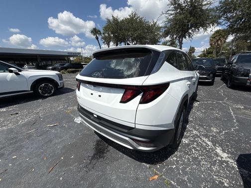 2026 Hyundai TUCSON SE