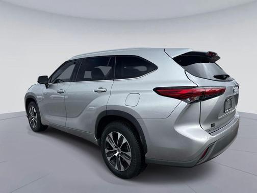 Celestial Silver Metallic 2021 Toyota Highlander Hybrid XLE