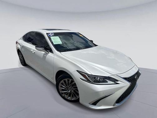 Eminent White Pearl 2025 Lexus ES 300h Luxury
