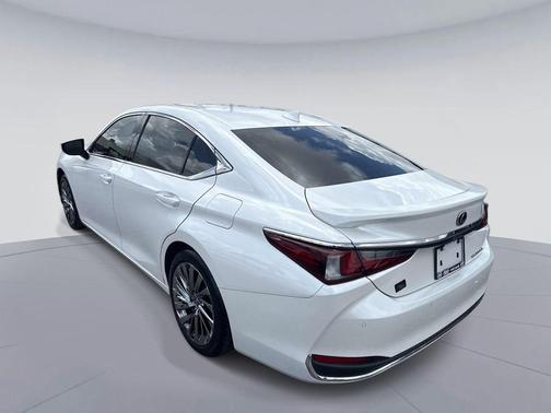 Eminent White Pearl 2025 Lexus ES 300h Luxury