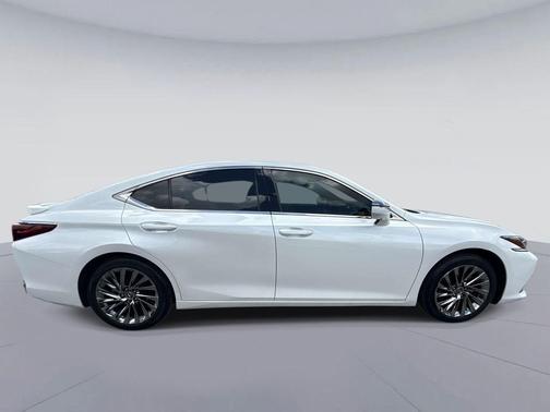 Eminent White Pearl 2025 Lexus ES 300h Luxury