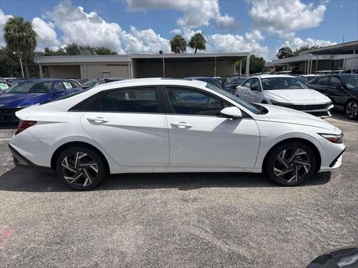 2025 Hyundai ELANTRA Limited