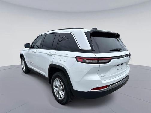 Bright White Clearcoat 2025 Jeep Grand Cherokee Laredo