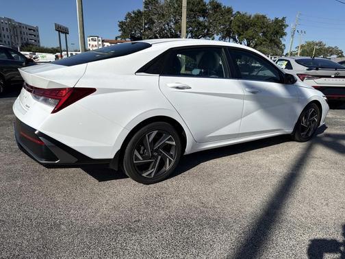 2025 Hyundai ELANTRA Limited