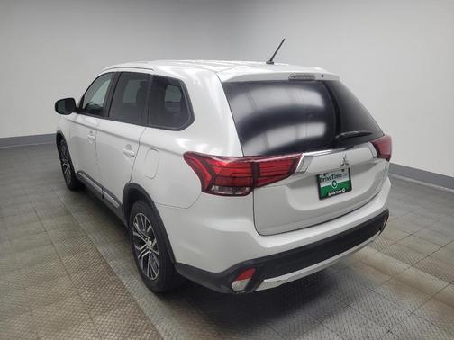 Diamond White Pearl 2016 Mitsubishi Outlander SE
