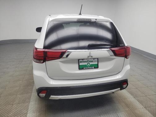 Diamond White Pearl 2016 Mitsubishi Outlander SE