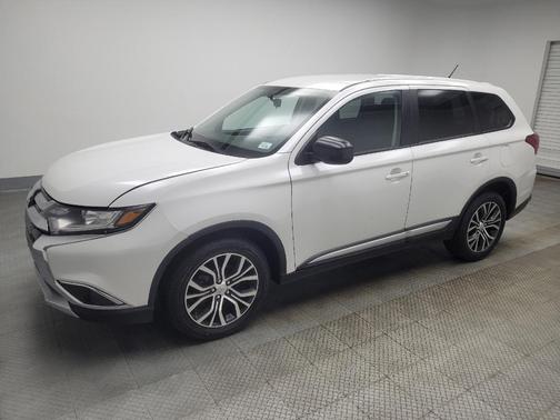 Diamond White Pearl 2016 Mitsubishi Outlander SE