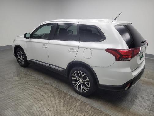 Diamond White Pearl 2016 Mitsubishi Outlander SE