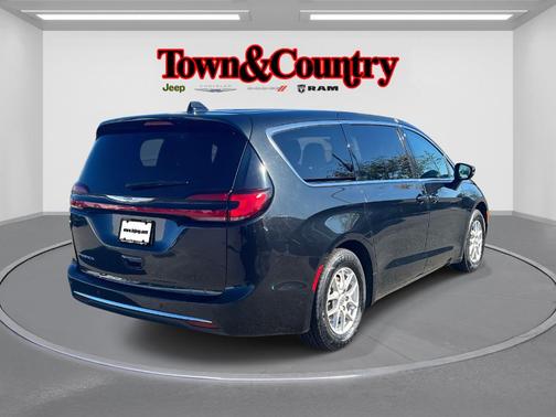 2023 Chrysler Pacifica Touring-L