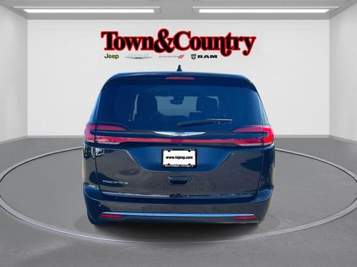 2023 Chrysler Pacifica Touring-L