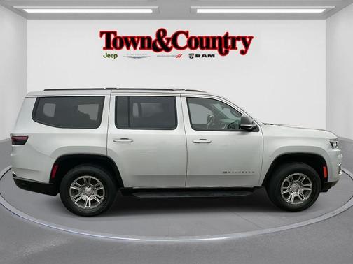 2023 Jeep Wagoneer Base