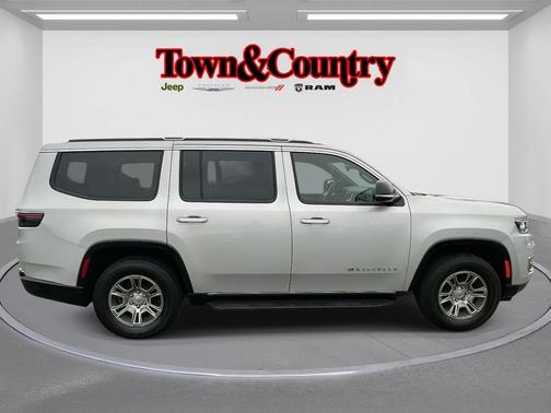 2023 Jeep Wagoneer Base