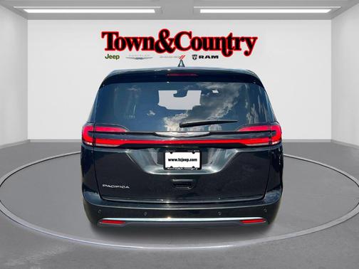 2023 Chrysler Pacifica Touring-L