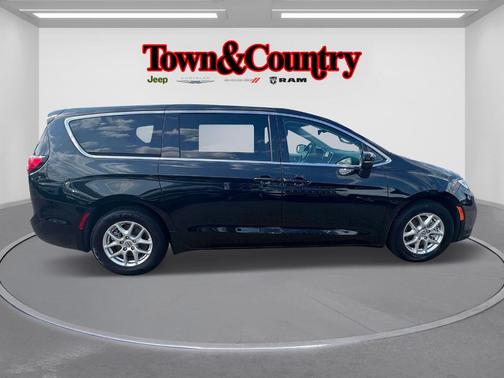 2023 Chrysler Pacifica Touring-L