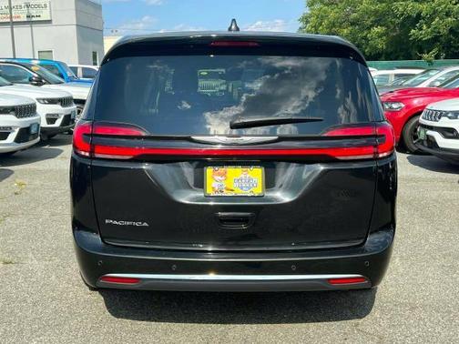 2023 Chrysler Pacifica Touring-L