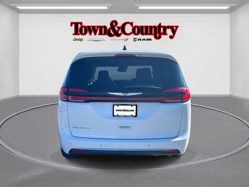 2023 Chrysler Pacifica Touring-L