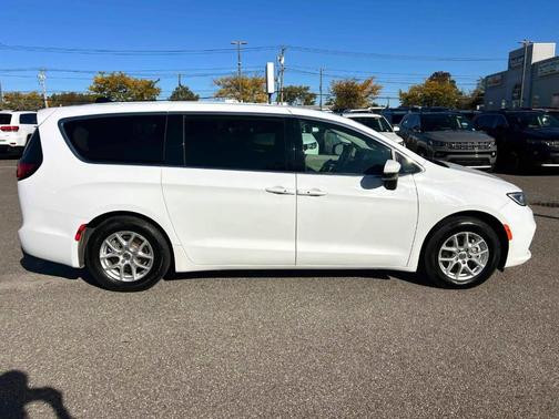 2023 Chrysler Pacifica Touring-L