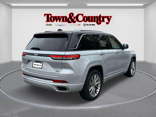 2022 Jeep Grand Cherokee Summit