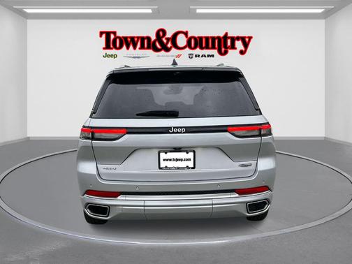 2022 Jeep Grand Cherokee Summit