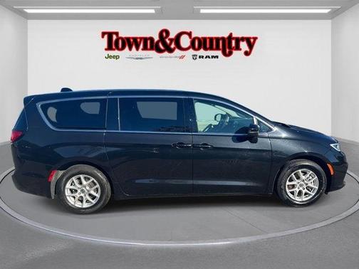 2023 Chrysler Pacifica Touring-L