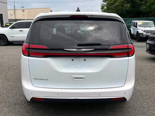 2023 Chrysler Pacifica Touring-L