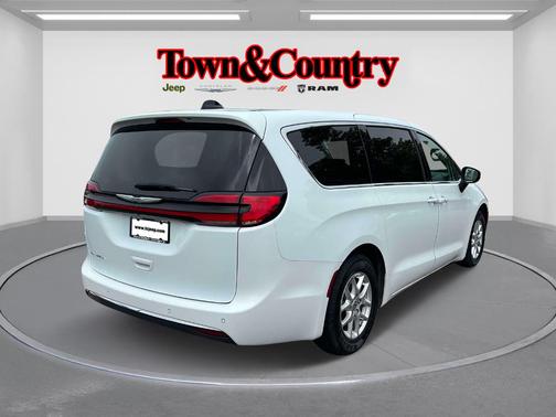 2023 Chrysler Pacifica Touring-L