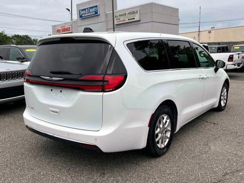 2023 Chrysler Pacifica Touring-L