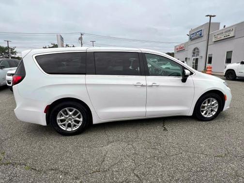 2023 Chrysler Pacifica Touring-L