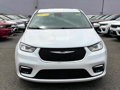 2023 Chrysler Pacifica Touring-L