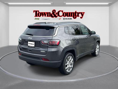 2022 Jeep Compass Latitude Lux