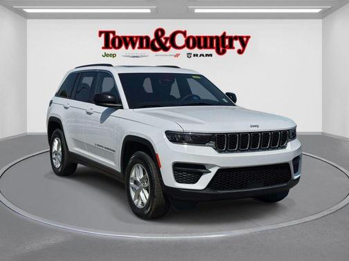 Bright White Clearcoat 2025 Jeep Grand Cherokee Laredo X