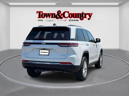 Bright White Clearcoat 2025 Jeep Grand Cherokee Laredo X