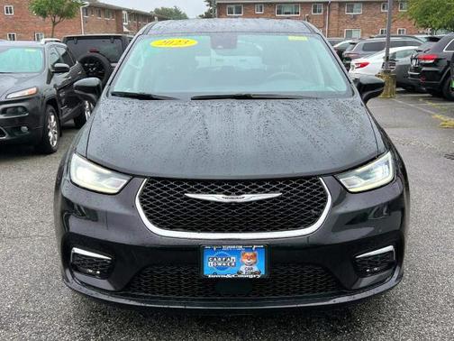 2023 Chrysler Pacifica Touring-L