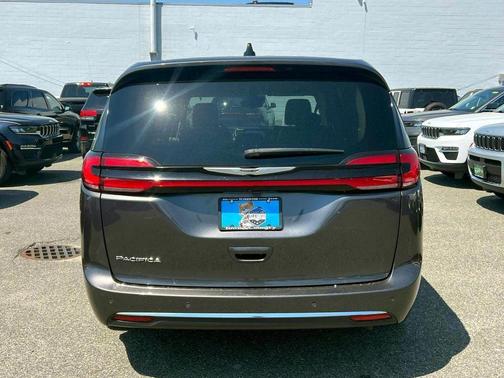 Granite Crystal Clearcoat Metallic 2023 Chrysler Pacifica Touring-L