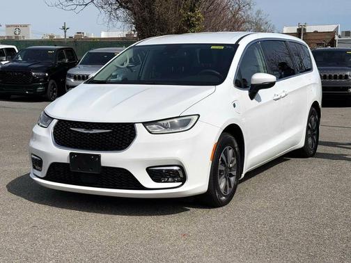 2023 Chrysler Pacifica Hybrid Touring L