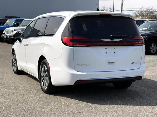 2023 Chrysler Pacifica Hybrid Touring L