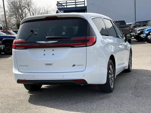 2023 Chrysler Pacifica Hybrid Touring L