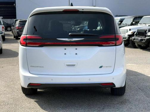 2023 Chrysler Pacifica Hybrid Touring L