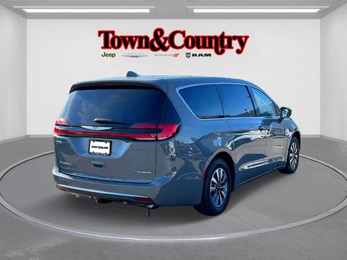 2022 Chrysler Pacifica Hybrid Touring L
