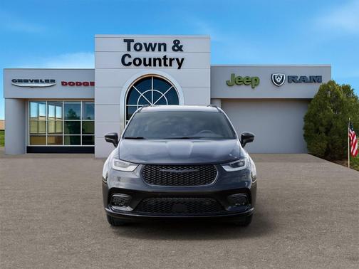 Diamond Black 2026 Chrysler Pacifica Select