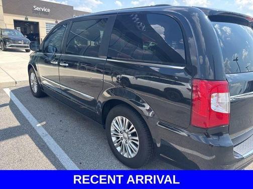 2016 Chrysler Town & Country Touring-L