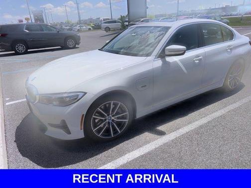 Alpine White 2022 BMW 330e xDrive