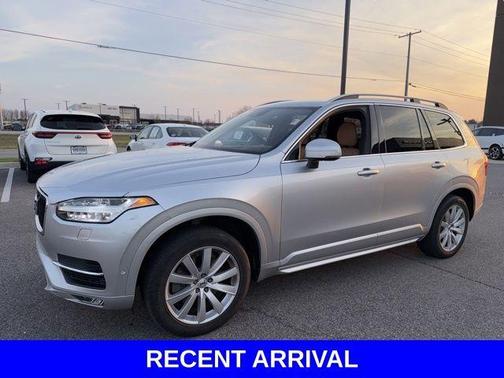 Bright Silver Metallic 2017 Volvo XC90 T6 Momentum
