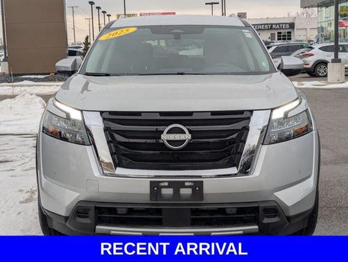 2025 Nissan Pathfinder SL