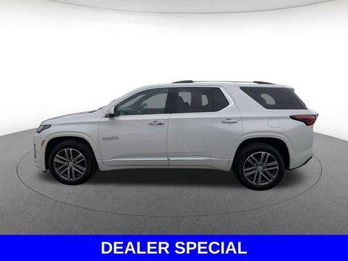 Iridescent Pearl Tricoat 2023 Chevrolet Traverse High Country
