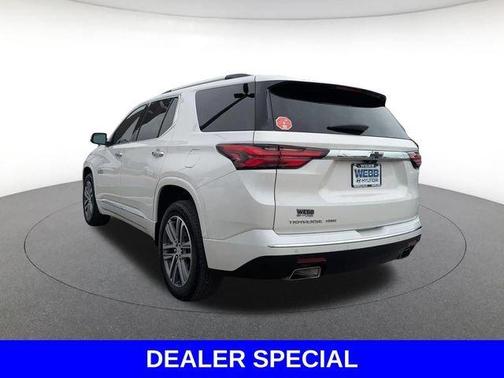 Iridescent Pearl Tricoat 2023 Chevrolet Traverse High Country