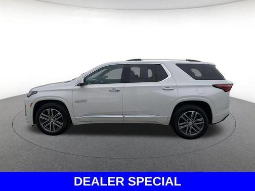 Iridescent Pearl Tricoat 2023 Chevrolet Traverse High Country