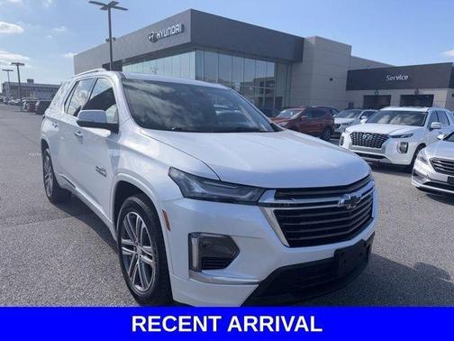 Iridescent Pearl Tricoat 2023 Chevrolet Traverse High Country