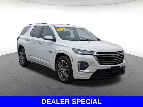 Iridescent Pearl Tricoat 2023 Chevrolet Traverse High Country