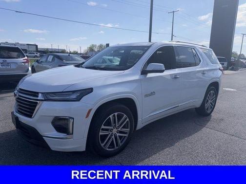 Iridescent Pearl Tricoat 2023 Chevrolet Traverse High Country